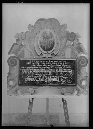 Inschrifttafel unter dem Bildnis Thimos
