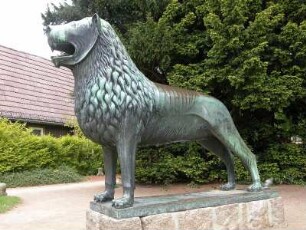 Blankenburg (Harz) - Löwenskulptur : Die Metallfigur eines Braunschweiger Löwen steht im Schlosspark von Blankenburg, aufgenommen 2004