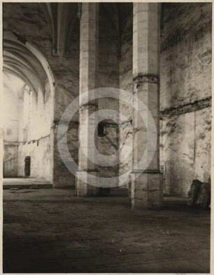 Pfeiler im Langhaus der ehemaligen Franziskanerkirche Jauer nach SO