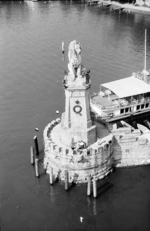 Lindau: Löwendenkmal an der Hafeneinfahrt, vom Leuchtturm aus, von oben