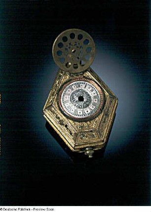 Einzeiger-Anhängeruhr im Renaissancestil : Einzeiger-Anhängeruhr im Renaissancestil. Silber, Messing, getrieben, graviert, vergoldet; H. 7,7 cm, B. 5,2 cm (19. Jh. ?) Dresden: Mathematisch-Physikalischer Salon D IVa 185