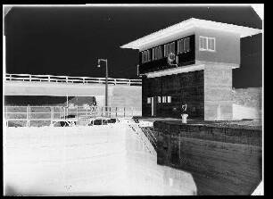 Staustufe Limbach. Schleusenunterhaupt mit Antriebshäuschen, Feldwegbrücke und Steuerhaus.