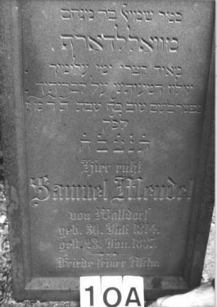 Grabstein 10 (Index: 99808395) Material: Sandstein Zustand: Teile des Giebels und ein Akroter weggebrochen Maße HxBxT: 150x55x26 cm Beschreibung: Stele, profilierter Sockel, Giebel mit Mittel- und Eckakroteren, Schriftfeld eingetieft: Grabstein 10A