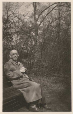 Otto Maull auf einer Bank sitzend