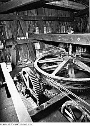 Löbau. Kohletransportbahn (Industrieseilbahn) zwischen Bahnhof und ehemaliger Färberei Römer AG. Seilwinde. Zahnradantrieb
