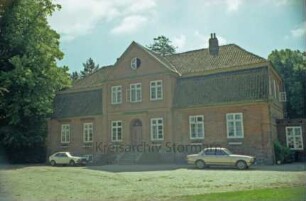 Gut Tangstedt: ehemaliges Kavalierhaus: Vorderfront: Mittelrisalit mit Treppe und Eingangsportal: rechts Anbau