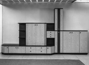 Anbauwand : Leipzig. Leipziger Herbstmesse (Vormesse), 1986. Anbauwand. Holz, schwarz beschichtet und folienbeschichtet (1986; VEB Möbelkombinat Berlin (MKB))