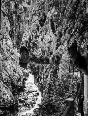 Schlucht : Bergpfad durch das Wettersteingebirge, links ein Gebirgsbach.