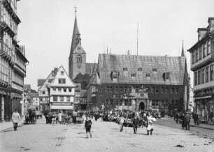 Quedlinburg, Marktplatz mit Rathaus, Roland und Stadtkirche St. Benedikti