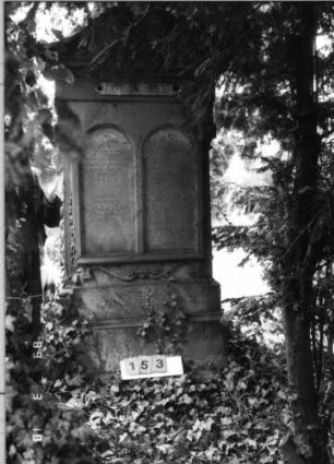 Grabstein 153 (Index: 100093738) Maße HxBxT: 248x94x39 cm Symbolik: Verzierungen Besonderheit: Doppelgrab für Eheleute: Grabstein 153