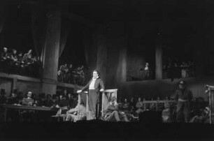 Szenenbilder aus der Oper "Dantons Tod" von Gottfried von Einem an der Deutschen Staatsoper Berlin: mit Hans Reinmar in der Titelrolle und Erich Witte als Robespierre, Elisabeth Grümmer u. a. : Szene mit Hans Reinmar als Danton (Mitte)