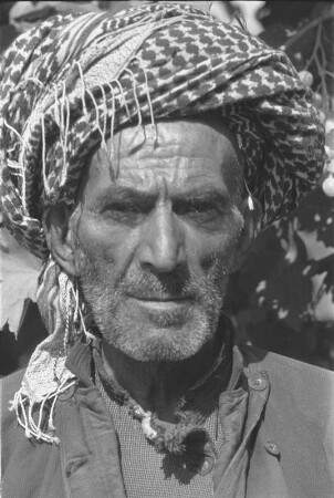 Mann mit Turban : Portrait eines Mannes, der eine Kufiya als Turban trägt