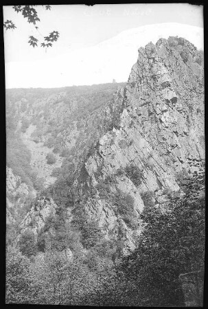 Bodetal. Blick auf die Schurre und den Roßtrappe-Felsen