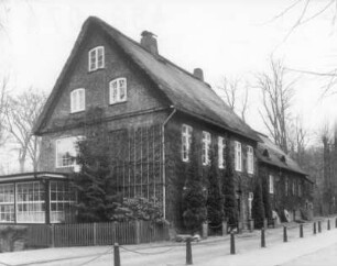Ahrensburg, Mühlenredder 1. Schloßmühle (um 1600). Straßenansicht des Wohnhauses