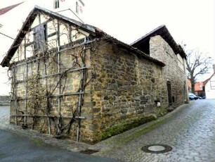 Ansicht von Südosten über Kirchhofmauer entlang der Ostflanke mit innen angebauten Gaden - Zugänge von Ortsseite neuzeitlich