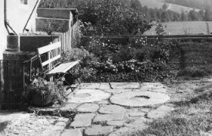 Wilsdruff-Mohorn. Dorfmühle, Pflasterung mit Mühlsteinen