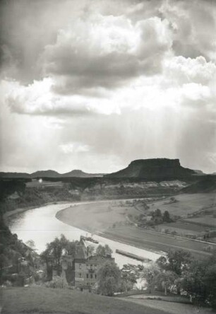 Rathen. Restaurant und Burgruine Altrathen. Blick über die Elbe zum Lilienstein
