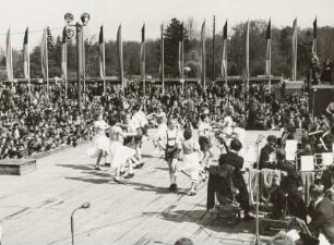 Dresden. Kulturveranstaltung am 1. Mai 1951 auf dem Stübelplatz (Fucikplatz) : Kulturveranstaltung auf dem Stübelplatz (Fucikplatz) in Dresden. Auftritt des Bergsteigerchores "Kurt Schlosser", Tanzgruppe