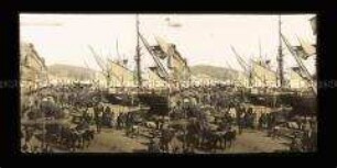 Belebter Hafen in Messina