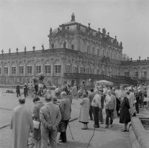 Dresden. Zwinger, Blick zum Zoologischen Pavillon, mit Filmteam