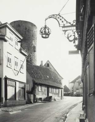 Besigheim, Blick über eine Straße : Besigheim. Straßenbild mit Rundturm der ehemaligen Stadtbefestigung