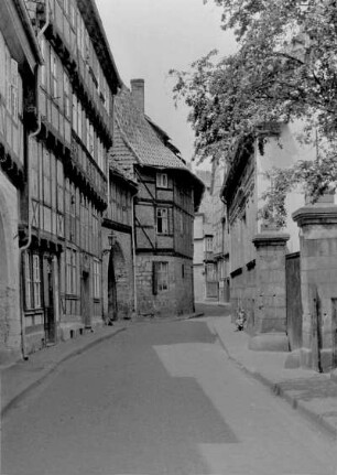 Quedlinburg, Blick auf Fachwerkhäuser in einer Straße