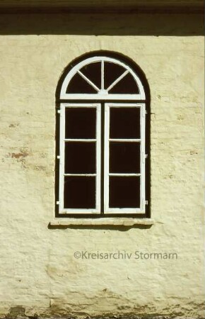 Herrenhaus Blumendorf: Torhaus: Rundbogenfenster