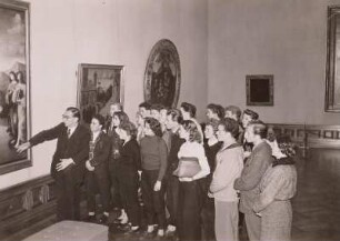 Besucher der Gemäldegalerie : Gemäldegalerie. Schülergruppe bei der Besichtigung der Bilder