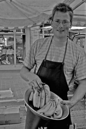 Rathausplatz: Wochenmarkt: Ulrich Feindt verkauft Bananen aus Gran Canaria