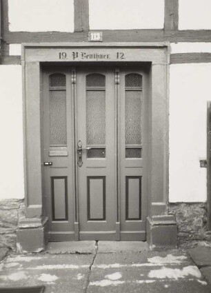 Markersbach (Kreis Schwarzenberg), Wohnstallhaus mit jüngerem Anbau, Annaberger Straße 113, Portal (bez. 1912)
