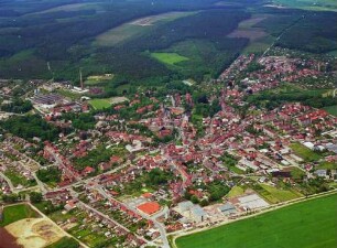 Blankenhain. Stadtansicht mit ehem. Schloß und Stadtpfarrkirche St. Andreas über die Waldecker Straße. Luftbild-Schrägaufnahme von Südost