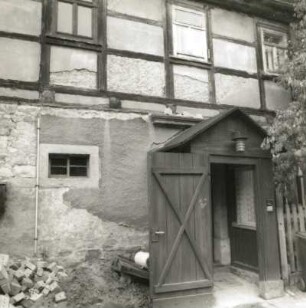Dresden-Cossebaude, Hauptstraße 4. Dreiseithof. Wohnstallhaus (Auszugshaus, um 1850). Hauseingang der Hofseite mit hölzernem Vorbau