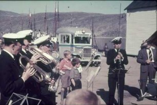Reisefotos Norwegen. Landgang. Blaskapelle vor einem Bus (Rutevogn-Fuglenesruten), vielleicht in Hammerfest aufspielend