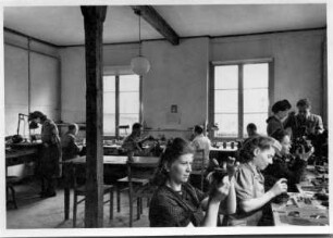 Werkstattraum, Arbeiterinnen bei Montagearbeiten : Dresden. Stadtwerke/Wasserwirtschaft. Werkstattraum, Arbeiterinnen bei Montagearbeiten. Aus: Bildmappe "Anläßlich des 30jährigen Dienstjubiläums gewidmet von den Arbeitskollegen der Wasserabgabe"; Dresden 1. April 1949