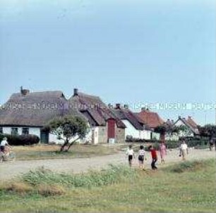 Am Straßenrand spielende Kinder auf der Ostseeinsel Hiddensee