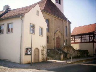 Ansicht von Südosten mit Langhaus (Neubau 19 Jh - Kirchhofmauer und Gaden davor abgetragen) sowie verändereter Gaden im Nordosten und Torhaus im Südosten