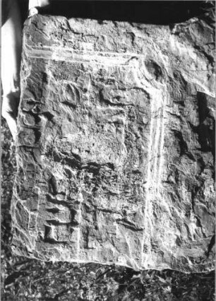 Grabstein 225 (Index: 100110543) Material: Sandstein Zustand: Fragment, sehr stark verwittert mit sehr großem Textverlust Maße HxBxT: 46x57x11 cm Beschreibung: Schriftfeld eingetieft (Fragment): Grabstein 225