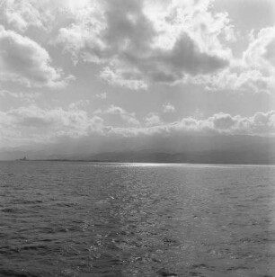 Überfahrt nach Sizilien. Blick vom Schiff in der Straße von Messina auf die Küste