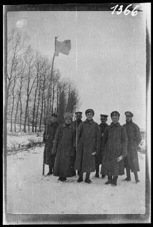 bei Illawcze (=Ilavche, Ukraine) am Dometscherposten: 7 Offiziere mit weißer Fahne Parlamentärflagge?] in der Mitte einer verschneiten Landstraße "zwischen den Linien" bzw. ("russische Parlamentäre: Garde-Regiment Ismailowski, Hauptmann Kilew")