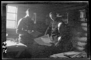 3 Offiziere im Blockhaus beim Kartenstudium