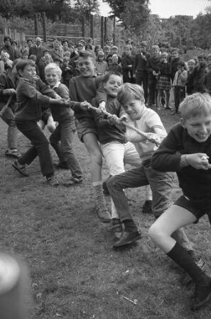 Kinderfest auf dem Spielplatz des Bundesgartenschau-Jugendzentrums im Fasanengarten