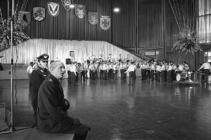 Letzte Vorbereitungen für den Luftwaffenball 1975 in der Garten- und Schwarzwaldhalle