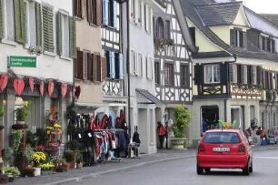 Geschäftsstraße in Steckborn : Die Kleinstadt Steckborn liegt am Untersee des Bodensees. In der Hauptgeschäftsstraße stehen viele historische Fachwerkhäuser, aufgenommen 2008