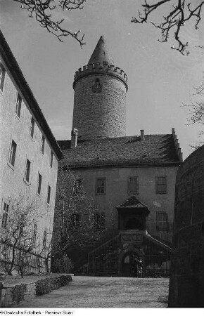 Blick auf den Bergfried der Leuchtenburg in Seitenroda