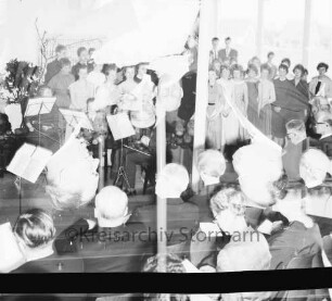 Stormarnschule: Gymnasium: Waldstraße: Erweiterungsbau: Einweihung: Pausenhalle: Innenansicht: Vortrag von Schulchor und Schulorchester: vorn rechts Stuhlreihen mit Gästen