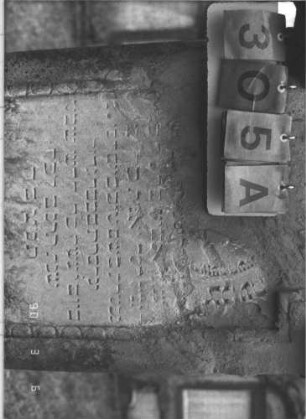 Grabstein 305 (Index: 99609029) Material: Sandstein Zustand: sehr stark verwittert mit sehr großem Textverlust Maße HxBxT: 132x64x20 cm Beschreibung: Stele, getreppter Sockel, eingezogener Giebel mit aufgesetzten Zweigen, Schriftfeld eingetieft in gleicher Form Symbolik: Zweige: Grabstein 305A