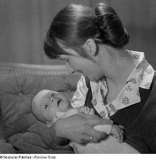 Porträt einer Mutter mit Baby