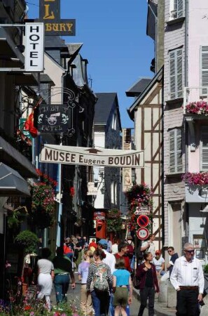 Frankreich. Basse Normandie. Calvados. Honfleur. Blick in Altstadtgasse