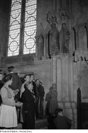 Besucher vor den Stifterfiguren Ekkehard und Uta im Westchor des Naumburger Domes St. Peter und Paul