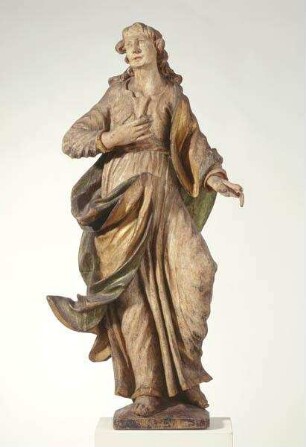 Figur aus einer Kreuzigungsgruppe: Stehender Apostel Johannes mit langem Haar, die Rechte vor der Brust haltend